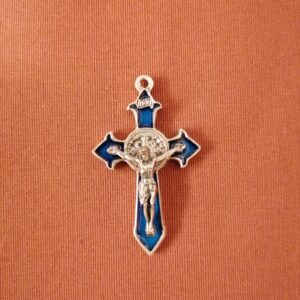 CRUZ SAN BENITO con medalla y fondo azul