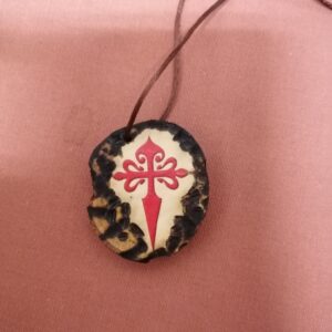 COLGANTE PEREGRINO CON CRUZ SANTIAGO