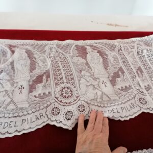 Encaje antiguo con motivos religiosos